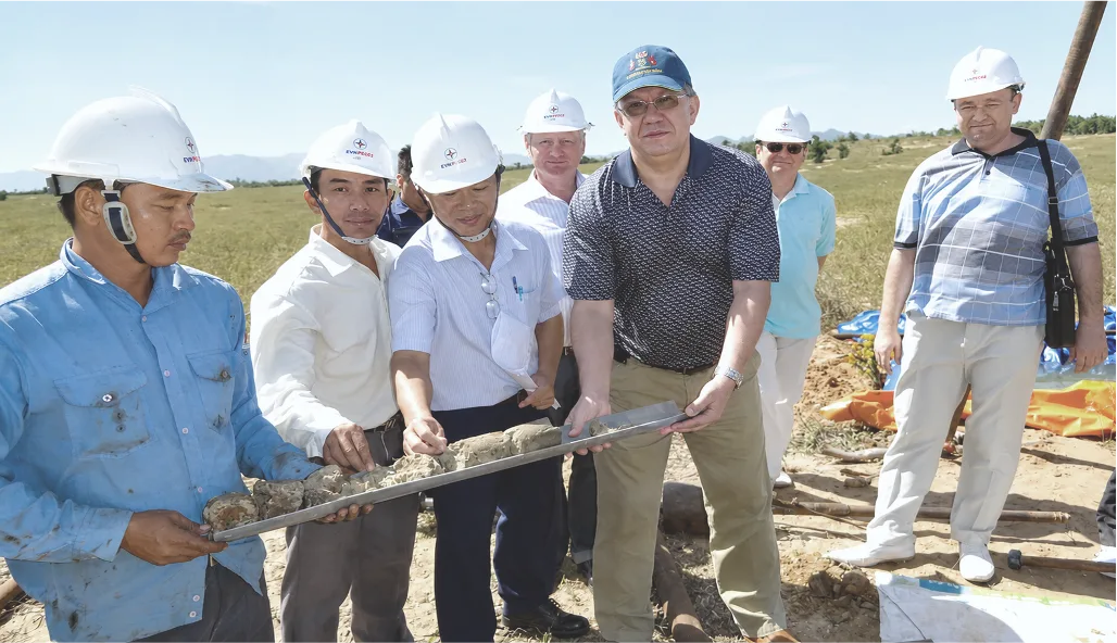 Đoàn Đại sứ Nga kiểm tra công tác lấy nõn tại Nhà máy Điện hạt nhân Ninh Thuận 1