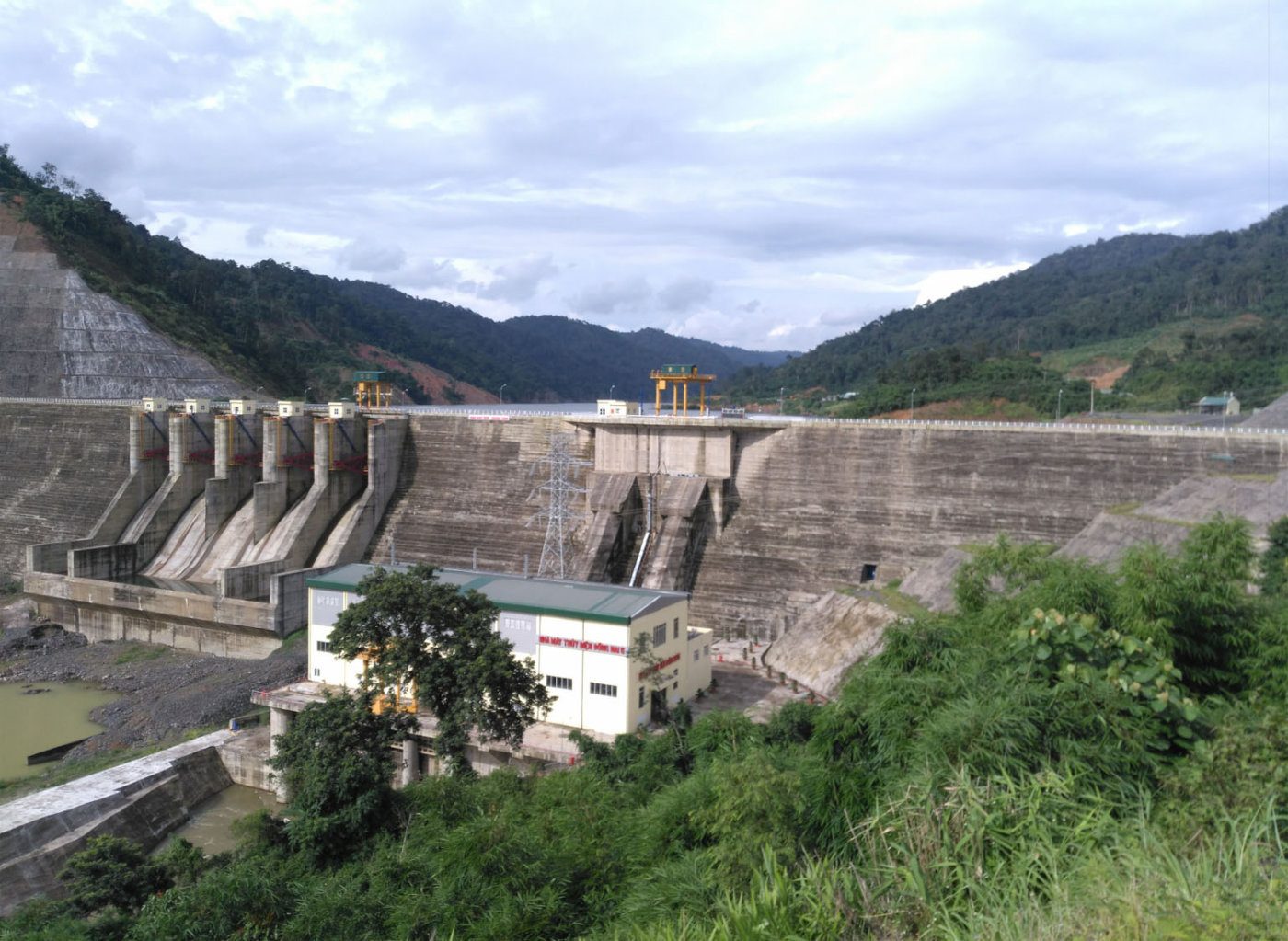 Đập Thuỷ điện Đồng Nai 5 giữa thung lũng núi
