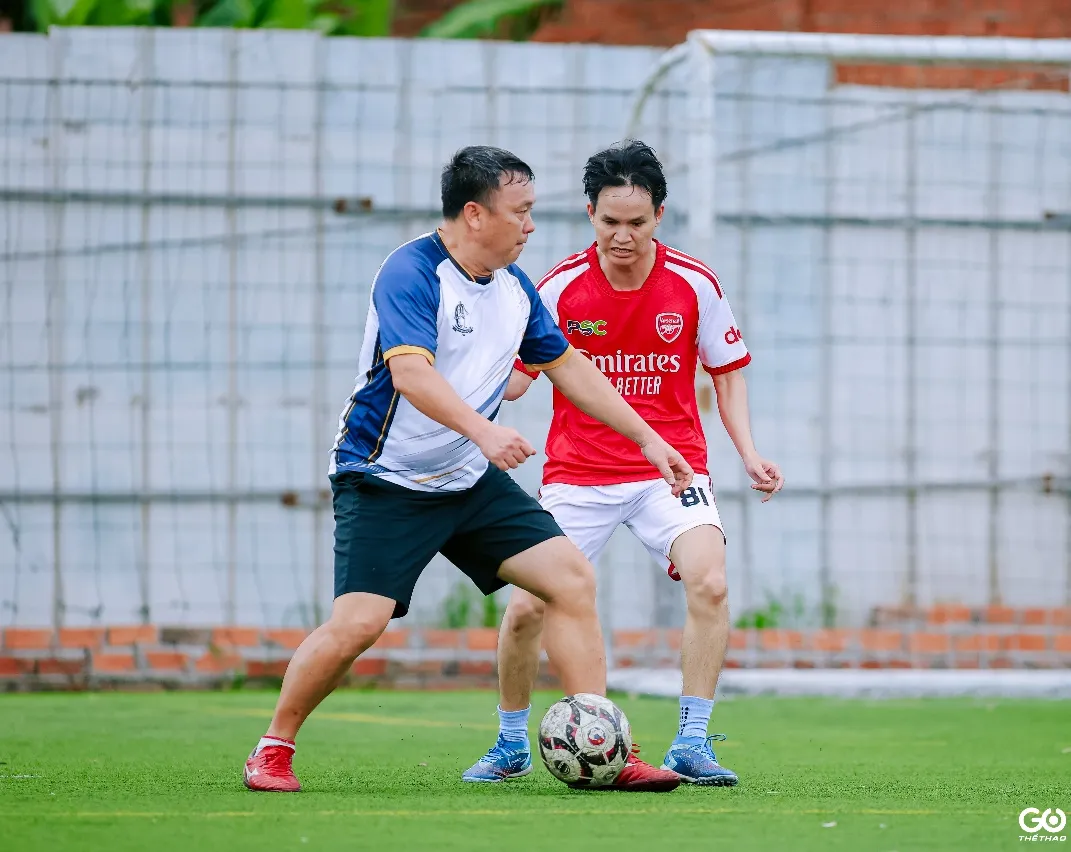 Pha tranh bóng nghẹt thở của 2 đội