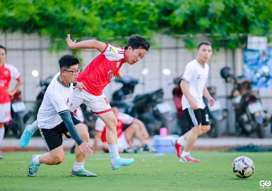 Tư thế rất bá đạo trên sân cỏ thể hiện sự cháy hết mình