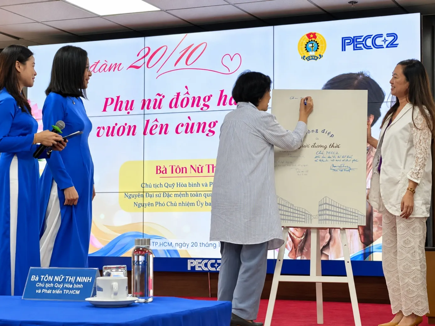 Bà Tôn Nữ Thị Ninh viết “Thông điệp Người đương thời” tặng phụ nữ PECC2