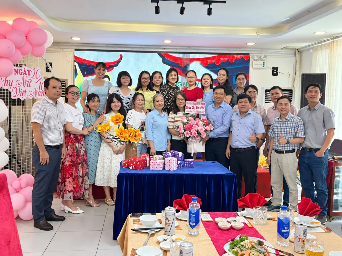 Lãnh đạo PSC tặng quà và chúc mừng các chị em PSC