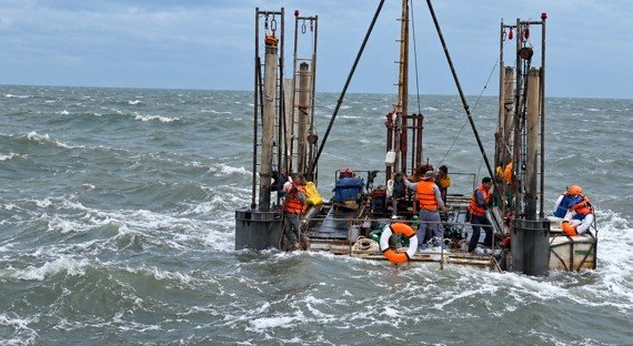 Đội ngũ PSC tác nghiệp trên giàn khoan tại dự án Điện gió Phú Cường