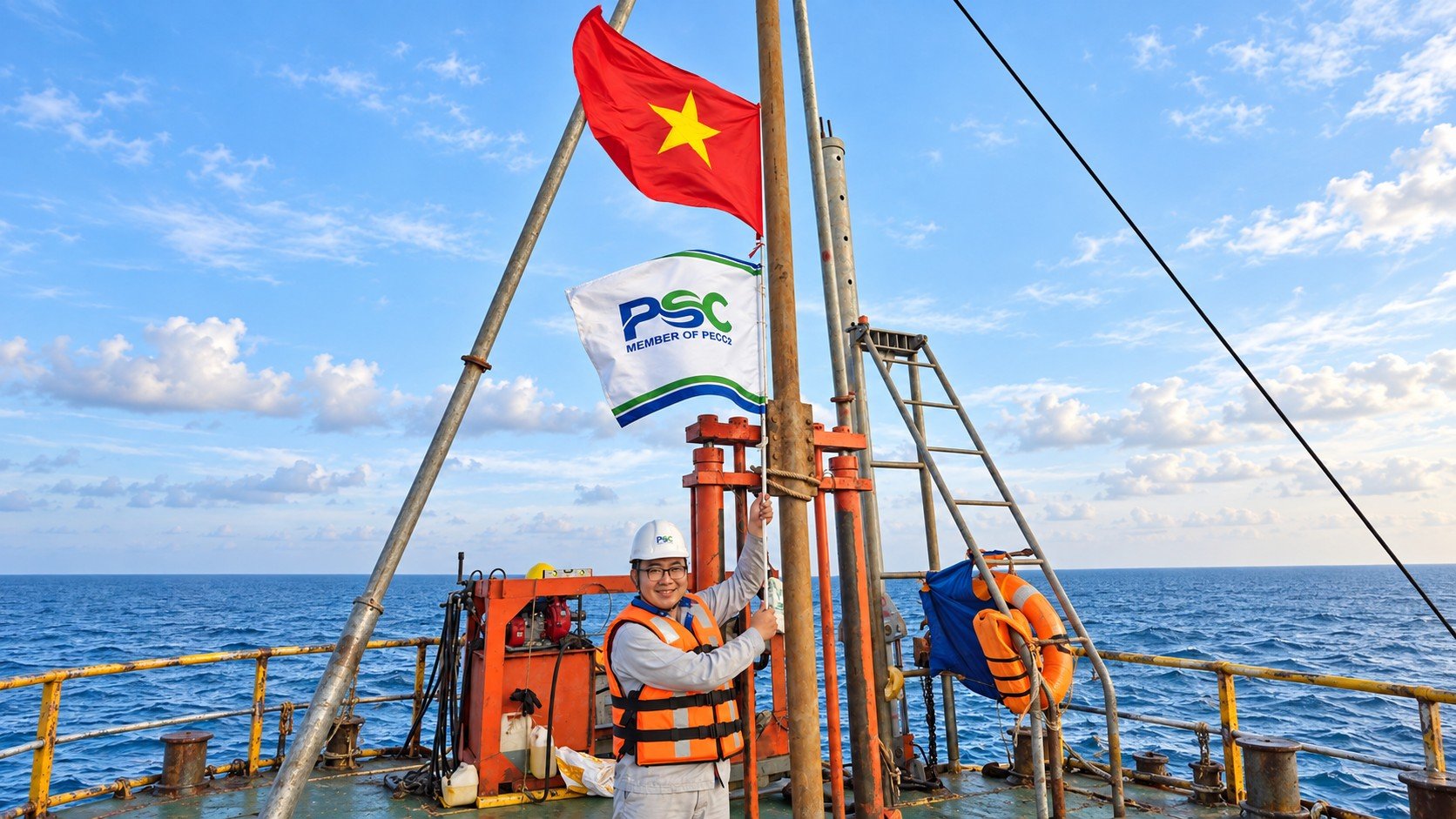 Cờ PSC tung bay trên biển vào ngày biển đẹp.